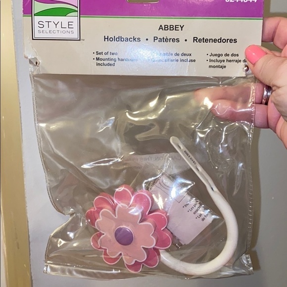 One flower tie back new never used - Picture 1 of 2